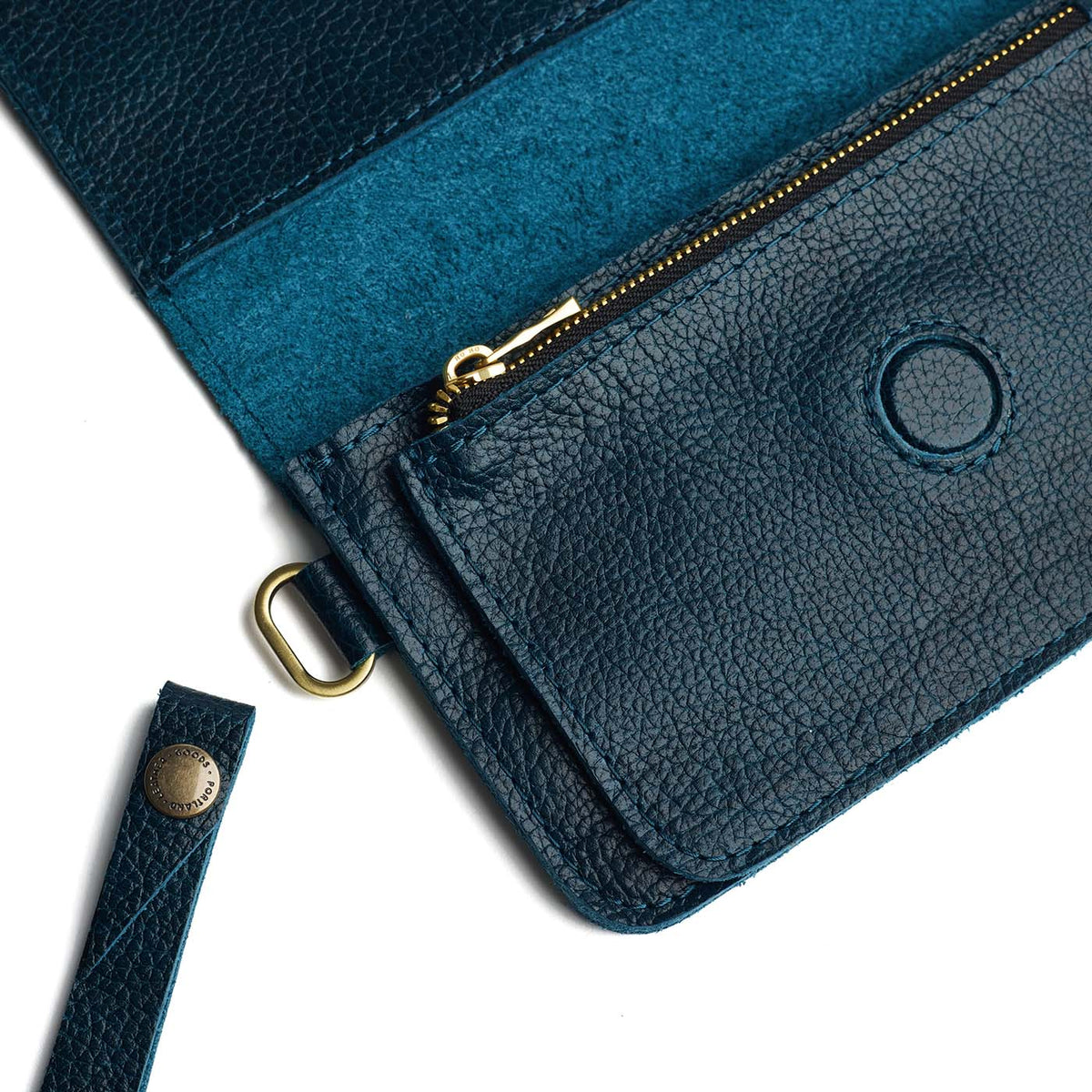 Lagoon | Leather wallet clutch with wristlet and magnetic closure