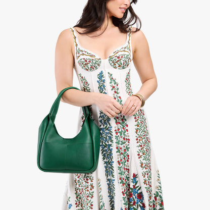 Bacalar*Medium | Model carrying U-shaped, flat-bottomed leather shoulder bag with two outside pockets
