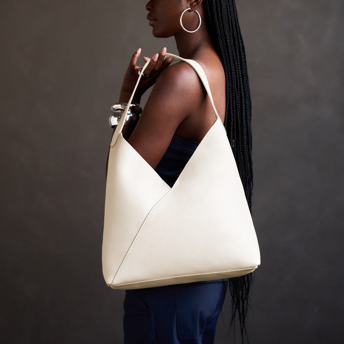 Pebbled Bone*Oversized | Model carrying a large shoulder bag with magnetic snap closure