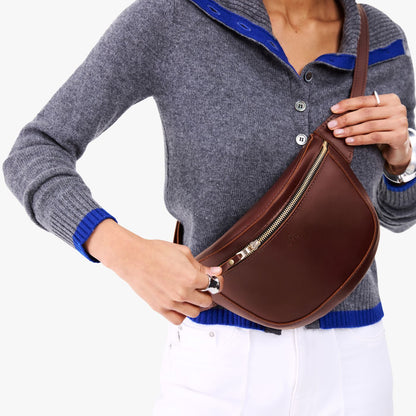 Cognac | Model wearing a sling bag with front zipper